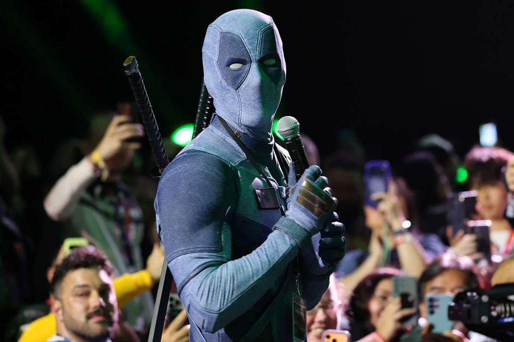 Ryan Reynolds Crashed Hall H in a Gray Deadpool Suit and Fans Named It&nbsp;JeanPool